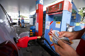 Governo cede e reduz em R$0,46 por litro o preço do diesel nas bombas por 60 dias